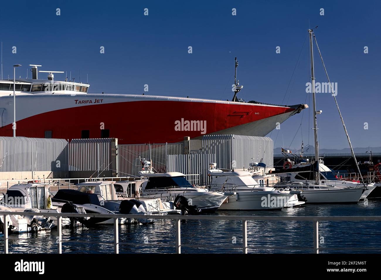 Schnellboot-Hochgeschwindigkeits-Katamaran TARIFA JET im Hafen von tarifa `puerto de tarifa´ Passagier- und Fährschiff. Stockfoto